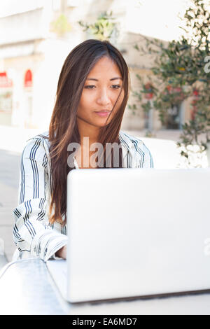 Bella ragazza asiatica usando un computer portatile, imprenditrice o studente Foto Stock