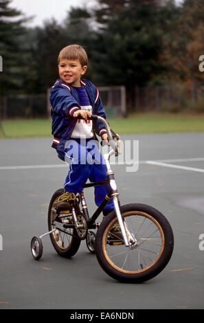 Cinque anni di vecchio ragazzo impara a guidare una bicicletta. Foto Stock