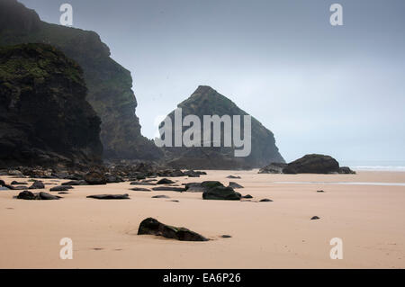 Moody giornata di Bedruthan Steps con cielo coperto, condizioni atmosferiche. Foto Stock