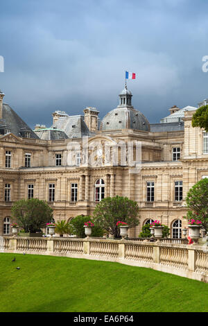 Parigi, Francia - 10 agosto 2014: Lussemburgo facciata di palazzo nei giardini di Lussemburgo, Parigi Foto Stock