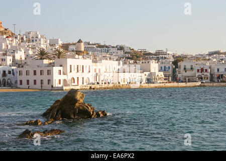 La città di Mykonos in una bella giornata di sole, Mykonos, Cicladi, Grecia. Foto Stock