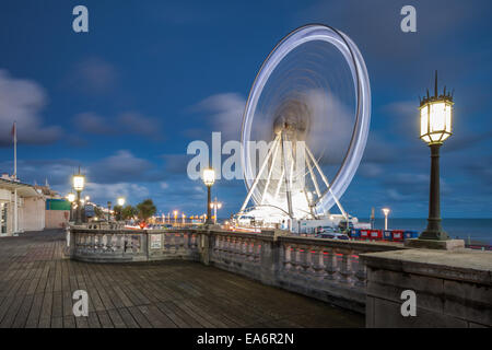 Serata sul lungomare di Brighton. Foto Stock