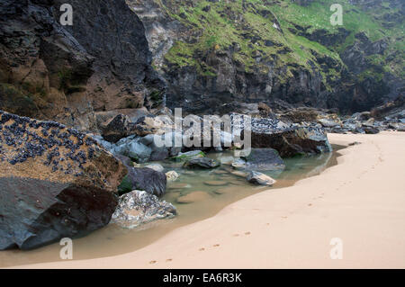 Rocce e piscine di roccia sulla spiaggia di Bedruthan Steps vicino Mawgan Porth in Cornovaglia, Inghilterra. Foto Stock