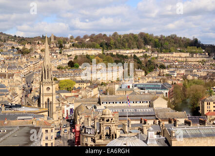 Paesaggio urbano della città di Bath con la Chiesa di San Michele e la guglia di architettura Georgiana di Camden Crescent in background Foto Stock