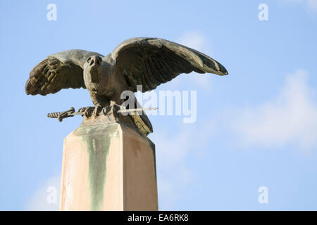 Statua di ungherese Turul Uccello con la spada Foto Stock