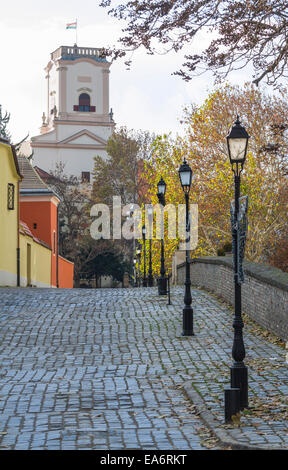 Autunno Street view a Gyor Centro storico con il Castello dei Vescovi Foto Stock