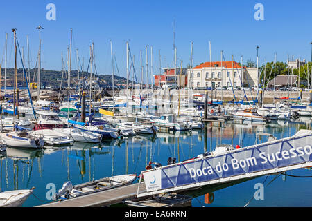 Doca do Bom Sucesso Marina nel quartiere Belem riempito con agganciato yacht, barche a vela e barche a motore durante l'estate. Lisbona, Portogallo Foto Stock