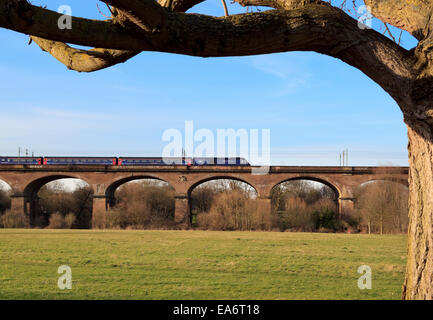Un primo grande Western treno velocità su un viadotto in UK - Hanwell, West London Foto Stock