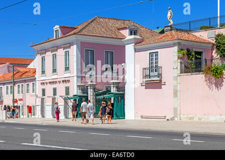 Belem Palace - residence per la Repubblica portoghese presidente. Due nazionale guardie repubblicano stand come una guardia d'onore. Foto Stock