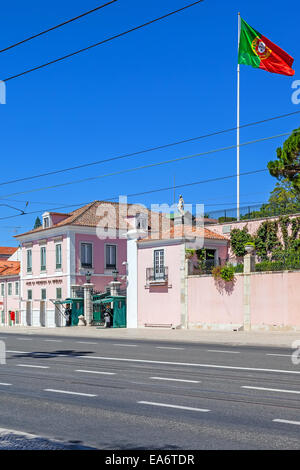 Belem Palace, residenza per la Repubblica portoghese presidente con una bandiera portoghese sventolare. Foto Stock