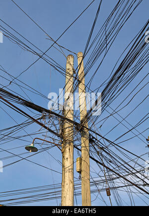 Tangled telefono e linee elettriche. Foto Stock