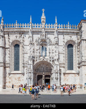 Il monastero di Jeronimos con la pesantemente ornato South-Portal. Patrimonio Mondiale dell'UNESCO. Belem, Lisbona, Portogallo Foto Stock