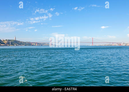 25 de Abril bridge a Lisbona, Portogallo. Una sospensione ponte gemello del Golden Gate bridge e costruito dalla stessa azienda. Foto Stock