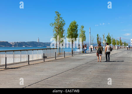 La recente ricostruzione Ribeira das Naus con area pedonale e spazi per il tempo libero nei pressi del fiume Tago a Lisbona, Portogallo Foto Stock