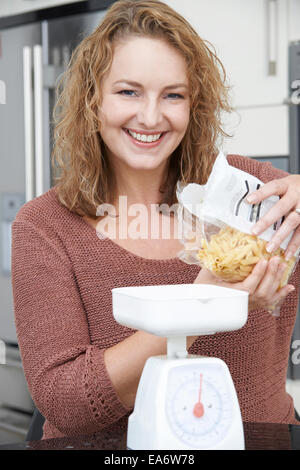 Taglie donna sulla dieta di peso la pasta per il pranzo Foto Stock