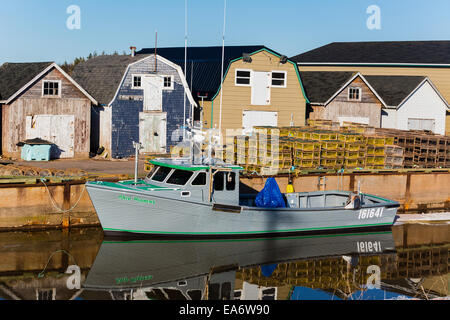 La pesca dell'aragosta barca legato al nuovo molo di Londra nelle zone rurali di Prince Edward Island, Canada. Foto Stock