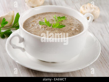 Zuppa di funghi in una ciotola bianco. Messa a fuoco selettiva Foto Stock