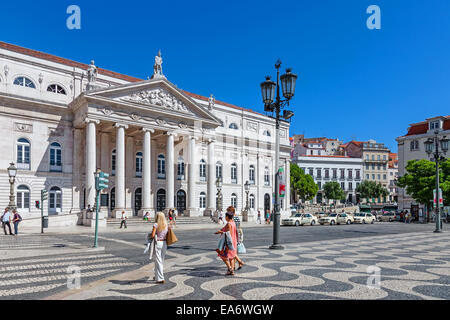 Dona Maria II Teatro Nazionale di Dom Pedro IV Square, meglio conosciuta come Rossio, la piazza principale di Lisbona, Portogallo. Foto Stock