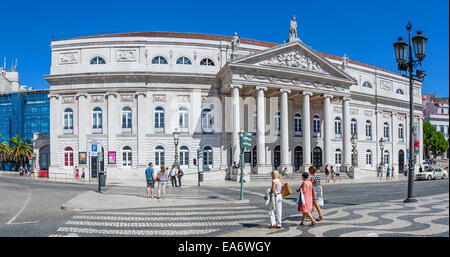 Dona Maria II Teatro Nazionale di Dom Pedro IV Square, meglio conosciuta come Rossio, la piazza principale di Lisbona, Portogallo. Foto Stock