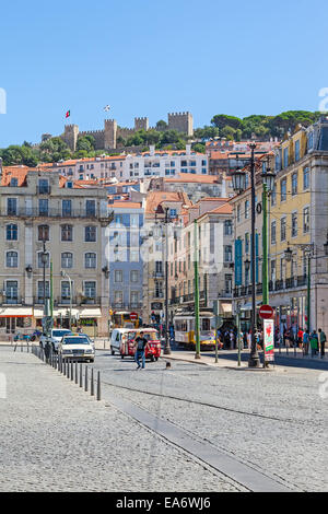 Figueira piazza nel quartiere di Baixa a Lisbona , Portogallo.il castello Sao Jorge sulla sommità della collina. Foto Stock