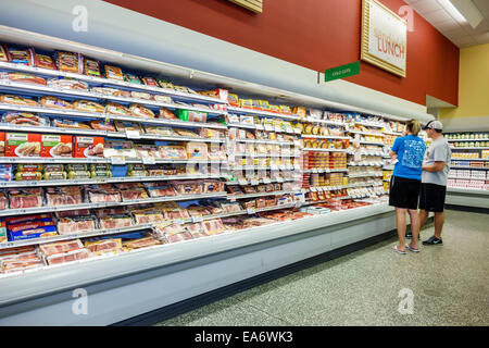 Okeechobee Florida, supermercato Publix negozio di alimentari, shopping shoppers mercato, vetrina di vendita alimentare uomo donna coppia refrigerata Foto Stock