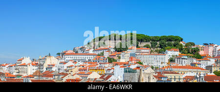 Panorama della parte più antica di Lisbona che mostra Alfama e Mouraria e Castelo distretti e il castello Sao Jorge. Lisbona, Portogallo Foto Stock