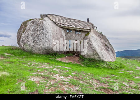 La Casa do Penedo, una casa costruita tra le rocce enormi in Fafe, Portogallo. Comunemente considerato una delle case più strane nel mondo Foto Stock