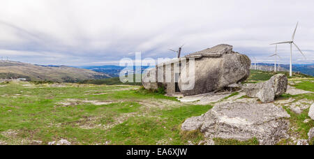 La casa do penedo, una casa costruita tra le rocce enormi in Fafe, Portogallo. comunemente considerato uno dei più strano ho Foto Stock