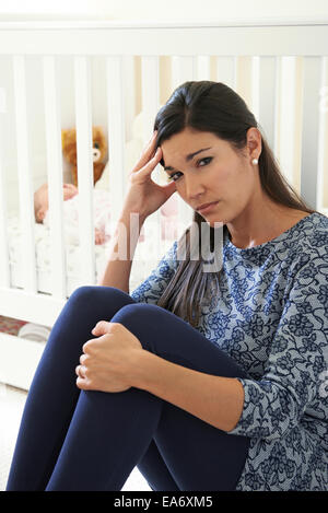 Frustrata madre affetti da Post Natal depressione Foto Stock