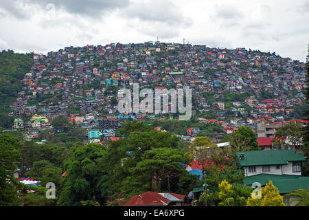 Pesantemente congestionata nelle case si trova sul versante di una montagna a Baguio City, isola di Luzon nelle Filippine. Foto Stock