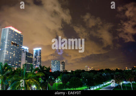 Miami Florida, Bayfront Park, Biscayne Boulevard Wall, alto edificio, condominio edifici, notte, 50 Biscayne, visitatori viaggio turismo turistico viaggio l Foto Stock