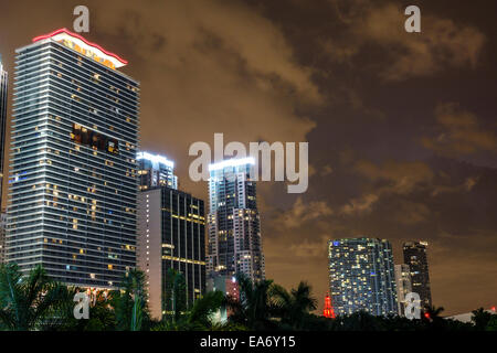 Miami Florida, Bayfront Park, Biscayne Boulevard Wall, alto edificio, condominio edifici, notte, 50 Biscayne, visitatori viaggio turismo turistico viaggio l Foto Stock