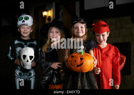 Festa di Halloween con bambini trucco o trattare in costume Foto Stock