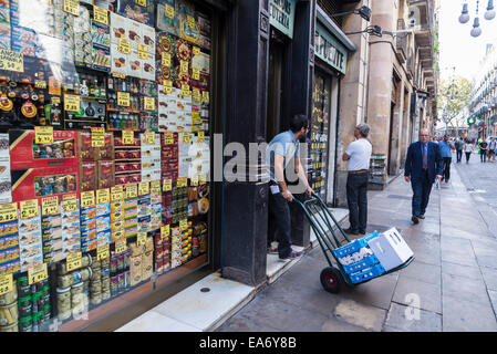 Negozio di liquori e piatti gourmet in città vecchia di Barcellona, in Catalogna, Sapin Foto Stock