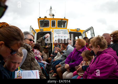 I passeggeri a bordo del fiume Camel traghetto, Rock, Cornwall Foto Stock