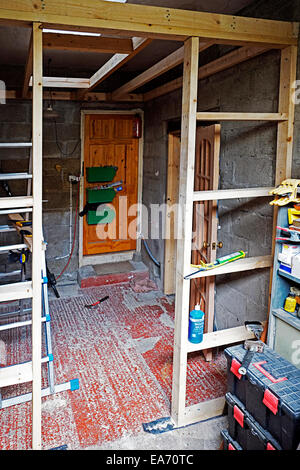 Garage conversione in corso come nuovo bagno Foto Stock