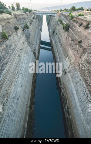 Canale per il passaggio di navi di Corinto, Grecia Foto Stock