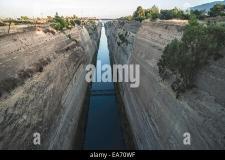 Canale per il passaggio di navi di Corinto, Grecia Foto Stock