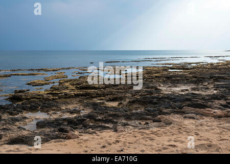 A sud la costa orientale di Cipro nella spiaggia di Nissi e Ayia Nappa in zona. Foto Stock