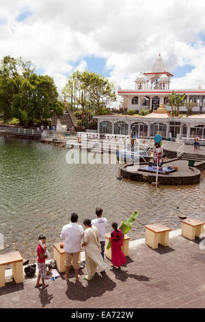 Per i fanatici indù al tempio indù, a Grand Bassin, ( aka Ganga Talao o Gange acqua ), Mauritius Foto Stock