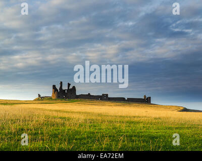 Incredibilmente aspra costa di Isola Santa in Northumberland è protetto da Lindisfarne Castle su un bellissimo morni inverni Foto Stock