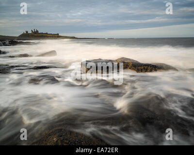 Incredibilmente aspra costa di Isola Santa in Northumberland è protetto da Lindisfarne Castle su un bellissimo morni inverni Foto Stock