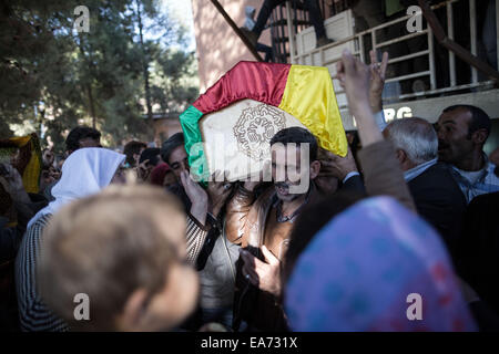 Suruc, Turchia. 07 Nov, 2014. Il popolo curdo portano la bara di donne curde dell'Unità di Protezione (YPJ) combattente che morì durante i combattimenti in assediato frontiera siriana città di Kobane. Funerali di YPG e YPJ fighters in Suruc, Turchia il 7 novembre 2014. Credito: Konstantinos Tsakalidis/Alamy Live News Foto Stock