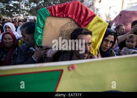 Suruc, Turchia. 07 Nov, 2014. Il popolo curdo portano la bara di donne curde dell'Unità di Protezione (YPJ) combattente che morì durante i combattimenti in assediato frontiera siriana città di Kobane. Funerali di YPG e YPJ fighters in Suruc, Turchia il 7 novembre 2014. Credito: Konstantinos Tsakalidis/Alamy Live News Foto Stock