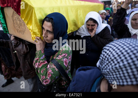 Suruc, Turchia. 07 Nov, 2014. Il popolo curdo portano la bara di donne curde dell'Unità di Protezione (YPJ) combattente che morì durante i combattimenti in assediato frontiera siriana città di Kobane. Funerali di YPG e YPJ fighters in Suruc, Turchia il 7 novembre 2014. Credito: Konstantinos Tsakalidis/Alamy Live News Foto Stock