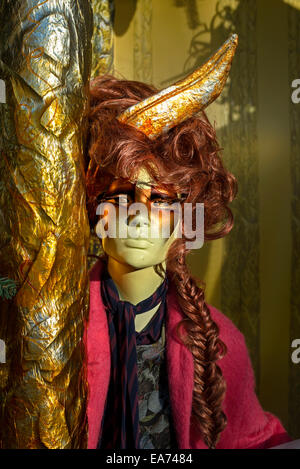 Parte del Natale la finestra di visualizzazione in Harvey Nichols Edinburgh Store. Foto Stock