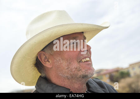 FILE PIX: San Bernardino, in California, Stati Uniti d'America. Xix Nov, 2013. La polizia ha arrestato CHARLES MERRITT il partner aziendale di Giuseppe McStay sul sospetto di uccisione di Giuseppe, estate, Gianni e Giuseppe McStay jr. La famiglia McStay resti sono stati trovati nelle tombe di bassifondi dello scorso anno sul bordo del deserto in Victorville. Nella foto: nov. 19, 2013 - Hesperia, California, Stati Uniti - CHARLES "chase' MERRITT in Hesperia. Merritt era il business partner di padre Joseph McStay. Credito: ZUMA Press, Inc./Alamy Live News Foto Stock