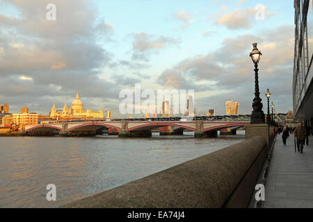 Londra, Regno Unito. 7 Novembre, 2014. Al di là di Blackfriars Bridge sul fiume Tamigi, il sole al tramonto proietta una luce calda sulla Cattedrale di St Paul nella City di Londra. Credito: Julia Gavin UK/Alamy Live News Foto Stock