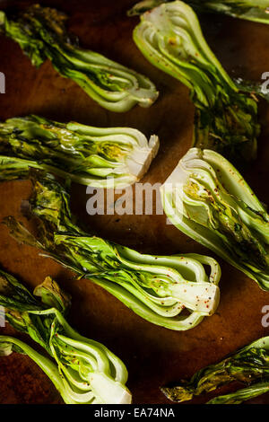 Da Forno Bio baby bok Choy con sale e pepe Foto Stock