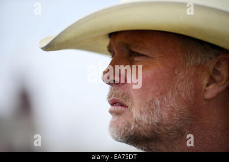 FILE PIX: San Bernardino, in California, Stati Uniti d'America. Xix Nov, 2013. La polizia ha arrestato CHARLES MERRITT il partner aziendale di Giuseppe McStay sul sospetto di uccisione di Giuseppe, estate, Gianni e Giuseppe McStay jr. La famiglia McStay resti sono stati trovati nelle tombe di bassifondi dello scorso anno sul bordo del deserto in Victorville. Nella foto: nov. 19, 2013 - Hesperia, California, Stati Uniti - CHARLES "chase' MERRITT in Hesperia. Merritt era il business partner di padre Joseph McStay. Credito: ZUMA Press, Inc./Alamy Live News Foto Stock